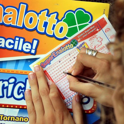Galliate baciata dalla fortuna: azzeccato un “5” al Superenalotto