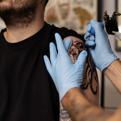 Tatuaggi e piercing, rivoluzione in Piemonte: nuove regole e contrasto agli abusivi. VIDEO