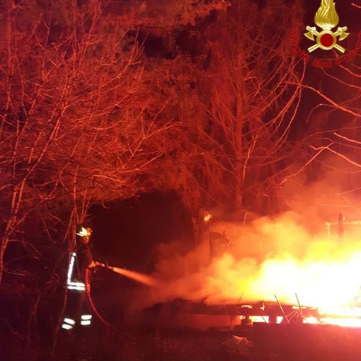 Casetta in legna a fuoco, squadre dei Vigili del Fuoco in azione