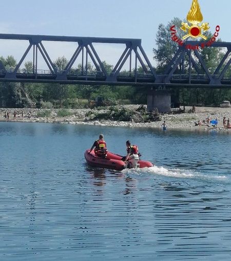 Fa il bagno nel Sesia e rischia il peggio. Soccorso dai Vigili del Fuoco