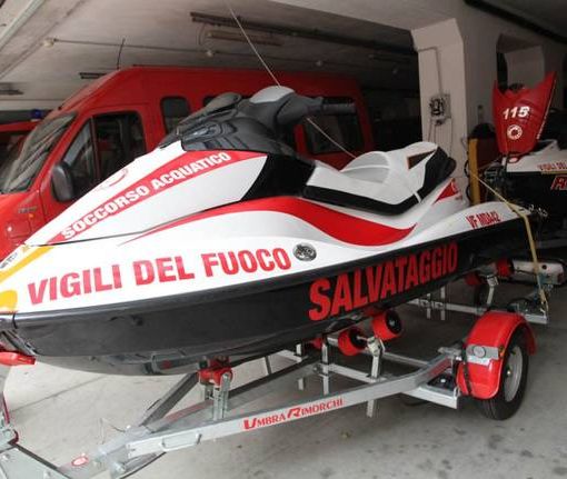 Barca a vela in difficoltà tra Belgirate ed Arona