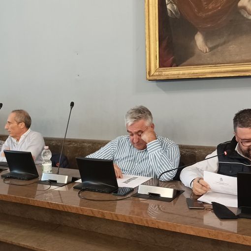 Consigliere di maggioranza attacca la stampa, i cronisti abbandonano l’aula