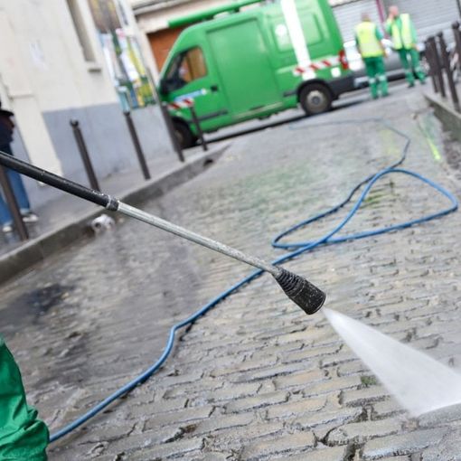 A Cameri pulizia ecosostenible delle strade