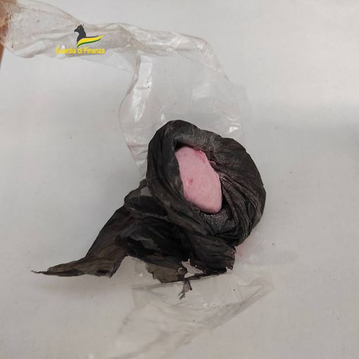 A Malpensa &quot;cocaina rosa&quot; nascosta in apparecchi elettronici. La Finanza sequestra due chili di droga e arresta due uomini. VIDEO