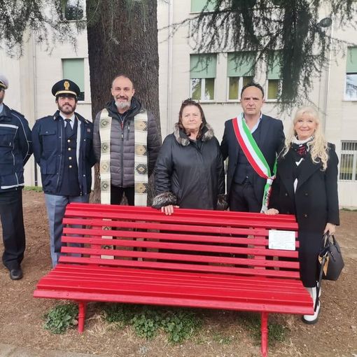 Inaugurata la panchina rossa a Galliate