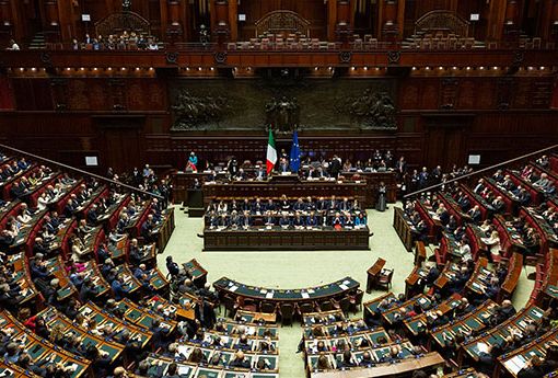 Vigilia delle elezioni, già 47 parlamentari hanno cambiato gruppo