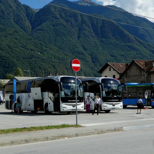 Foto: il parcheggio della Vigezzina, utilizzato per il trasbordo dei passeggeri della linea del Sempione