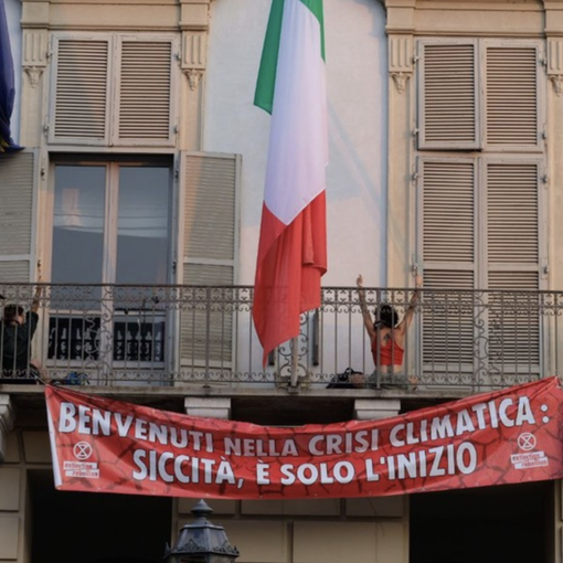 Ambientalisti scalano il palazzo della Regione e si incatenano al balcone: &quot;La siccità è solo l'inizio&quot;