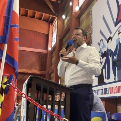Salvini sul palco del congresso regionale della Lega