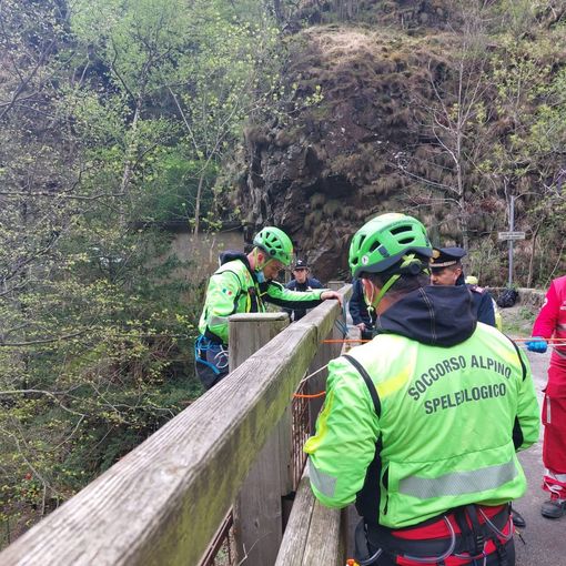 Difficile e complesso il recupero del corpo dell'uomo che si è gettato dal ponte Casletto