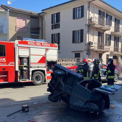 Incidente a Trecate. Apecar ribaltata dopo scontro con auto