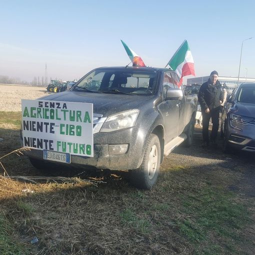 I trattori si rimettono in marcia: la protesta da Vercelli approda a Novara
