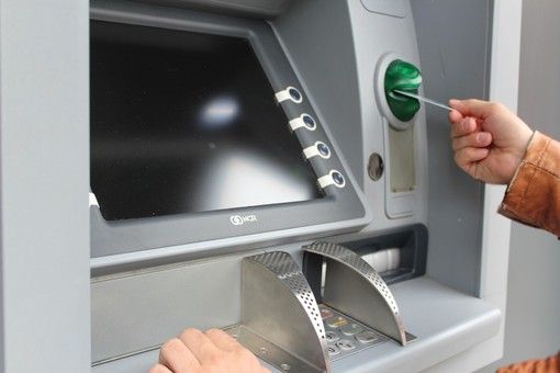 Il banco(mat) piange: il Piemonte è la regione con più Comuni senza banche (e senza contante)