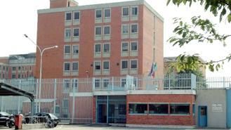 In carcere per il tentato omicidio del padre, aggredisce due agenti della penitenziaria