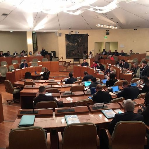 Segnaletica turistica con doppia denominazione, in italiano e in piemontese: polemiche in Consiglio regionale
