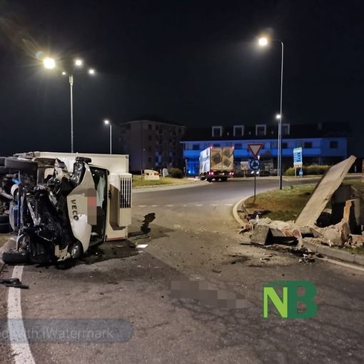 Dal Nord Ovest. Biella: Esce di strada, abbatte un muro e si ribalta, paura per il conducente di un furgone