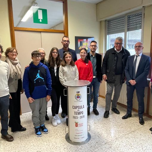 Gli studenti di Cameri sotterrano una capsula del tempo