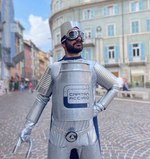 Capitan Acciaio arriva a Novara per insegnare  il valore della raccolta differenziata