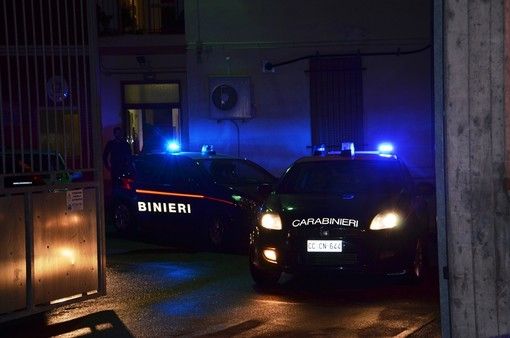 Spaccata ai magazzini della Loro Piana, i ladri fuggono lanciado chiodi a tre punte sull'asfalto