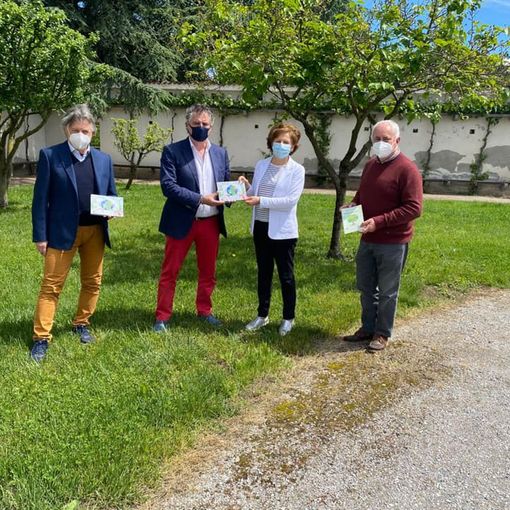 Sono stati consegnati alle scuole di Cameri le copie de 'Il plesso verde'