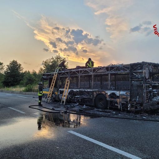 Autobus a fuoco in tangenziale a Novara