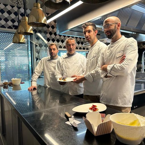 Tanta gente in via Rosmini per l’apertura di Domosofia con Cannavacciuolo    FOTO e VIDEO