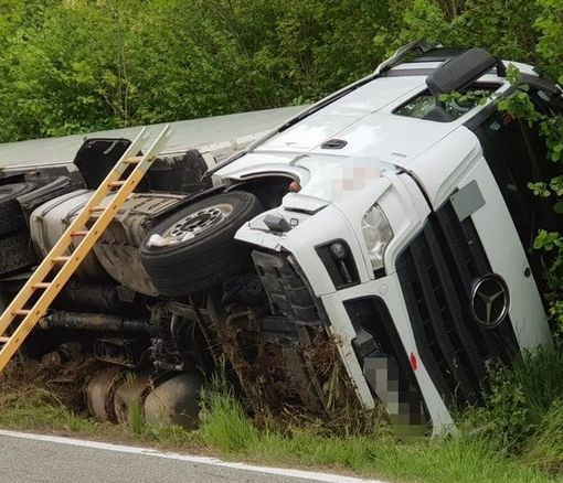Perde il controllo del camion e finisce fuori strada a Gattinara