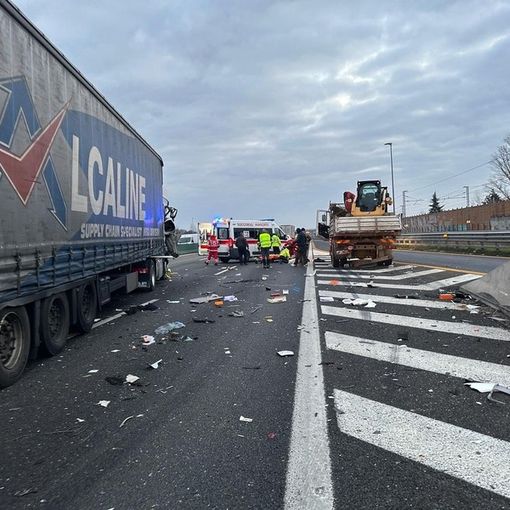 Dal Nord Ovest. Schianto tra due bisonti della strada sulla Torino-Milano: chiuse due corsie, due feriti e traffico in tilt