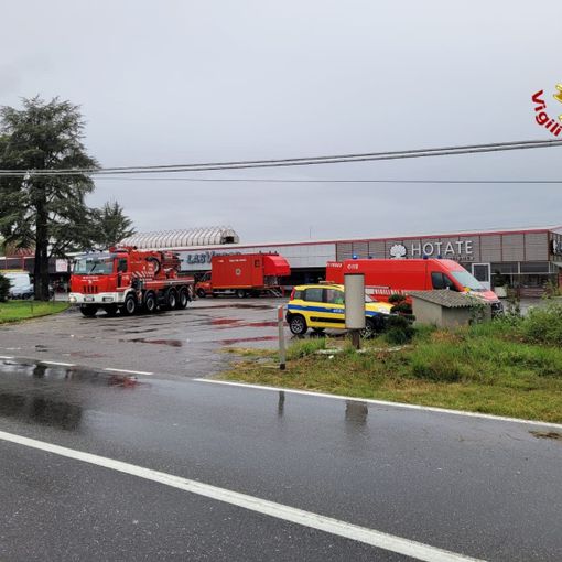 Incidente sulla provinciale Novara - Vercelli, autocisterna esce di strada e si ribalta