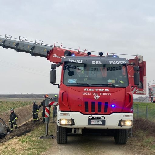 Tragico incidente sull'autostrada A26: auto esce di strada e prende fuoco, il conducente muore carbonizzato