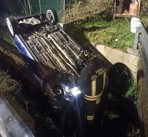 Novara, auto bloccata sui binari