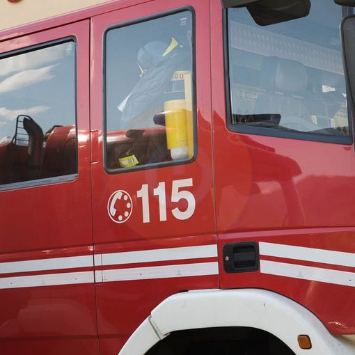Novara, furgone tampona un camion trasporto cavalli sulla A4