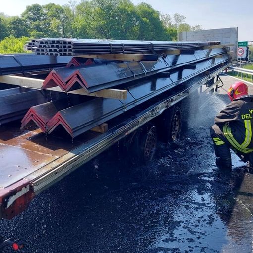 Bruciano le ruote di un camion sull'autostrada ad Arona
