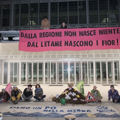 &quot;Siamo ancora nella merda&quot;: gli Extionction Rebellion scaricano quintali di letame davanti al Grattacielo della Regione