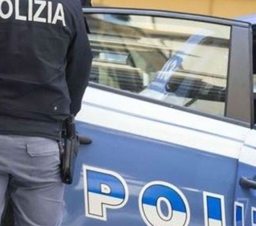 Paura fuori dall'asilo, senzatetto estrae coltello nel cortile: arrestato