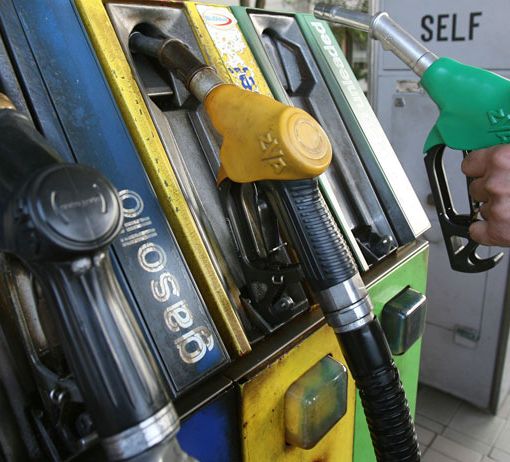 Da domani fare rifornimento costerà un po’ di più
