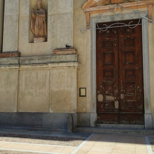 Sarà restaurato il portone della chiesa di Casalvolone