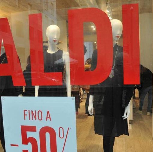 Saldi, metà dei piemontesi spenderà non più di 100 euro