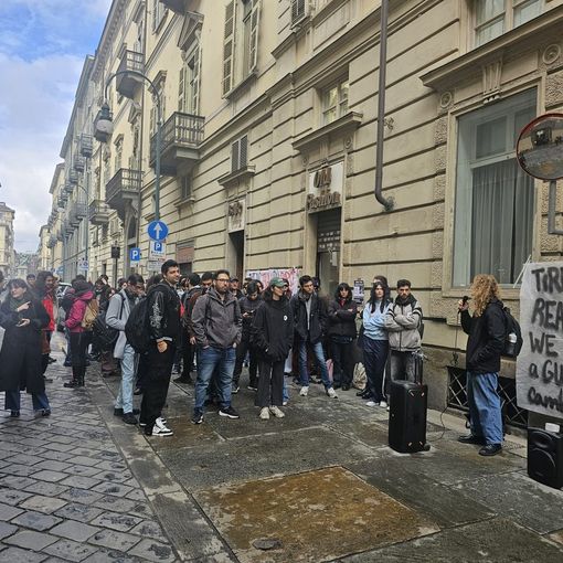 La protesta di alcuni borsisti Edisu davanti alla Regione