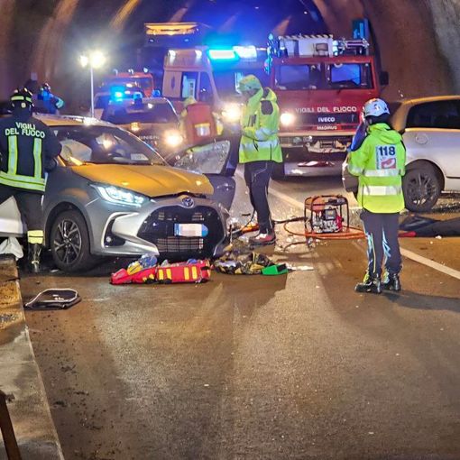Scontro frontale tra due auto in galleria, persone estratte dalle lamiere (servizio di Mauro Benedetti per newsbiella.it)
