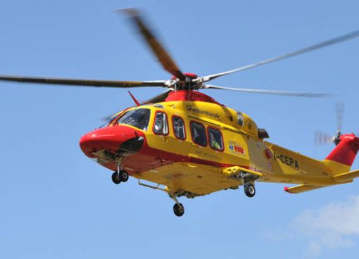 Cade in crepaccio, salvato dal compagno di gara