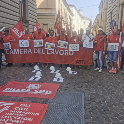 Duemila persone da tutto il Piemonte a Vercelli al grido di &quot;Basta vittime sul lavoro&quot;  FOTO E VIDEO