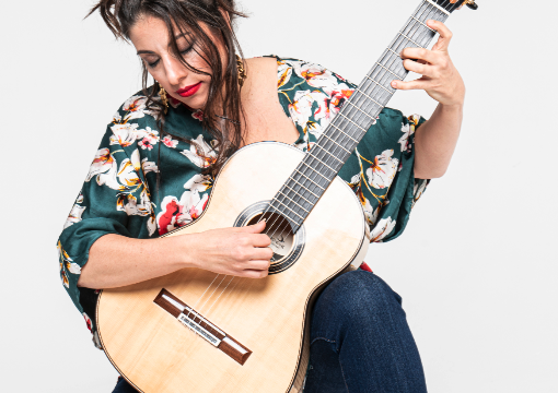 La chitarrista francese Gaëlle Solal protagonista del nuovo appuntamento di “Bis! 2 Laghi 2 Palchi”
