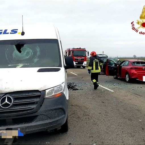 Incidente a San Germano Vercellese, quattro veicoli coinvolti, due morti
