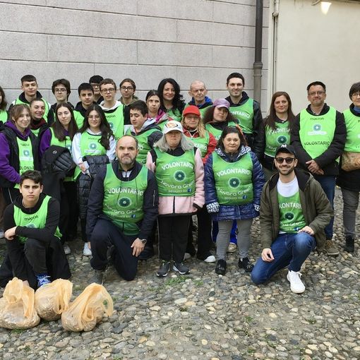 Novara Green lancia una campagna contro i mozziconi abbandonati e ripulisce il centro città