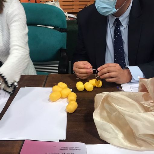 Elezioni, trionfa il vintage: liste estratte con gli “ovetti kinder”