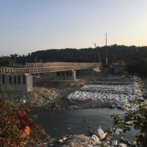 Romagnano, in fase di ultimazione la posa della struttura del ponte provvisorio