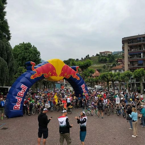 Avventura in bicicletta verso la vetta del Mottarone: divertimento e spettacolo con Red Bull
