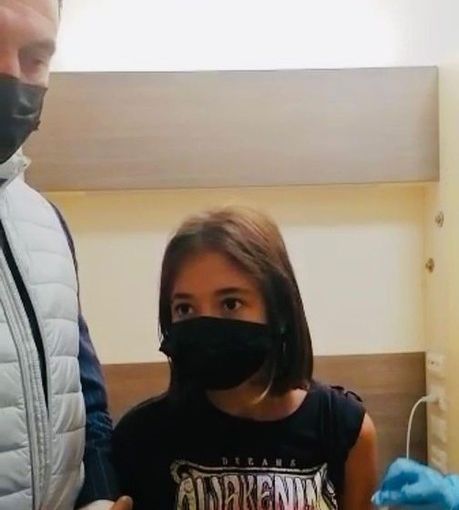 Cirio posta la foto del figlia vaccinata, i no vax insorgono: &quot;I bambini non si toccano&quot;