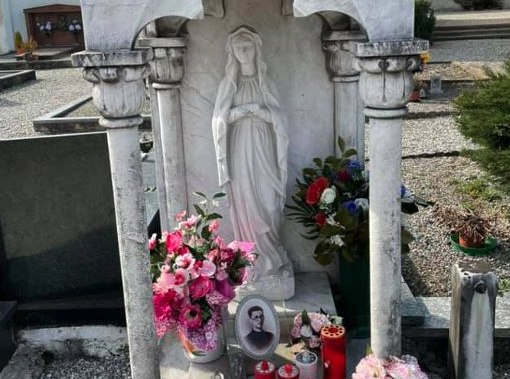 Grave atto vandalico al monumento della tomba di Don Giuseppe Rossi